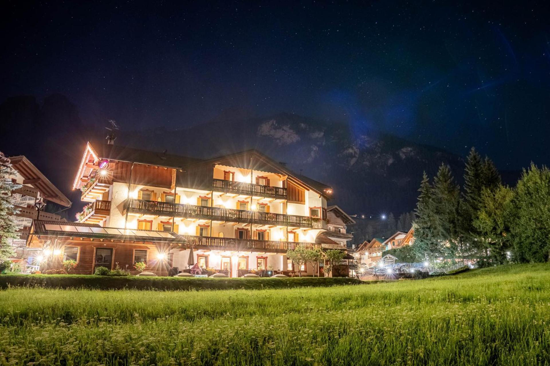 Garni Letizia Bed & Breakfast Campitello di Fassa Luaran gambar